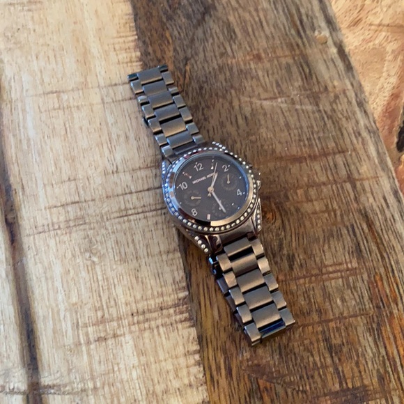 Like new Michael Kors Chronograph brown watch. - Picture 5 of 5